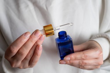 Bir kızın ellerinde bir kavanoz kaplıca kremi. Cilt bakımı. Eller için tıbbi ve dermatolojik kozmetik ürünleri. Bir kadının güzelliği ve sağlığı. Ceset için spa tedavisi. Doğal krem kaplamalı kap.