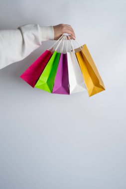 Elinde alışveriş paketi olan bir kadın. Kese kağıdı. Mağazada indirim var. Müşteri satın alma hediyesi. Kara Cuma indirimi. Özel tatil indirimi, indirim. Piyasada bir kadın