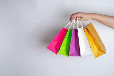 Elinde alışveriş paketi olan bir kadın. Kese kağıdı. Mağazada indirim var. Müşteri satın alma hediyesi. Kara Cuma indirimi. Özel tatil indirimi, indirim. Piyasada bir kadın
