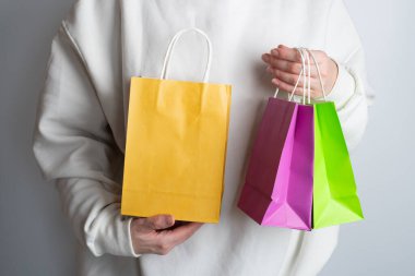 Elinde alışveriş paketi olan bir kadın. Kese kağıdı. Mağazada indirim var. Müşteri satın alma hediyesi. Kara Cuma indirimi. Özel tatil indirimi, indirim. Piyasada bir kadın