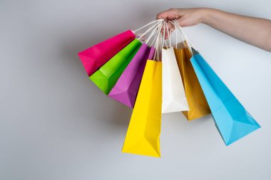Elinde alışveriş paketi olan bir kadın. Kese kağıdı. Mağazada indirim var. Müşteri satın alma hediyesi. Kara Cuma indirimi. Özel tatil indirimi, indirim. Piyasada bir kadın