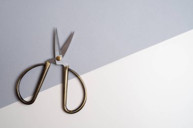 Arka planda keskin bir makas. Dikiş konsepti.