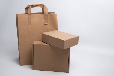 Kese kağıdı. Kraft kağıt alışveriş çantası. Kese kağıdının sapı kahverengi. Boş bir poşet. Geri dönüştürülmüş süpermarket karton paketleme. Metin için boşluk