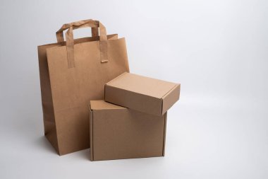 Kese kağıdı. Kraft kağıt alışveriş çantası. Kese kağıdının sapı kahverengi. Boş bir poşet. Geri dönüştürülmüş süpermarket karton paketleme. Metin için boşluk