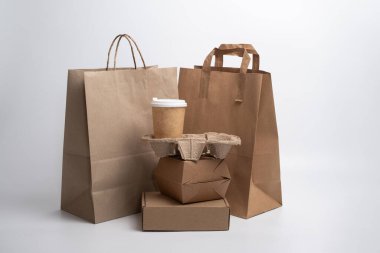 Kese kağıdı. Kraft kağıt alışveriş çantası. Kese kağıdının sapı kahverengi. Boş bir poşet. Geri dönüştürülmüş süpermarket karton paketleme. Metin için boşluk