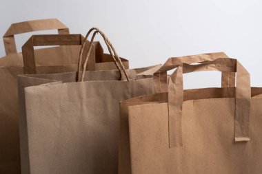 Kese kağıdı. Kraft kağıt alışveriş çantası. Kese kağıdının sapı kahverengi. Boş bir poşet. Geri dönüştürülmüş süpermarket karton paketleme. Metin için boşluk