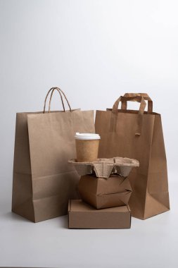 Kese kağıdı. Kraft kağıt alışveriş çantası. Kese kağıdının sapı kahverengi. Boş bir poşet. Geri dönüştürülmüş süpermarket karton paketleme. Metin için boşluk