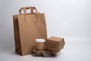 Kese kağıdı. Kraft kağıt alışveriş çantası. Kese kağıdının sapı kahverengi. Boş bir poşet. Geri dönüştürülmüş süpermarket karton paketleme. Metin için boşluk