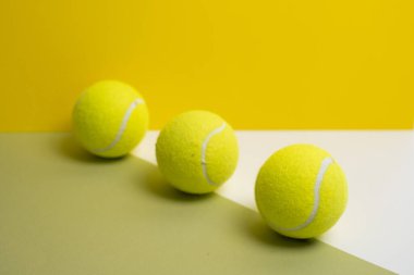 Renkli arka planda sarı tenis topları. Pasaport sporu