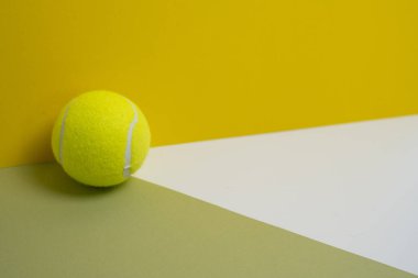 Renkli arka planda sarı tenis topları. Pasaport sporu