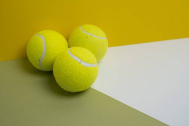 Renkli arka planda sarı tenis topları. Pasaport sporu