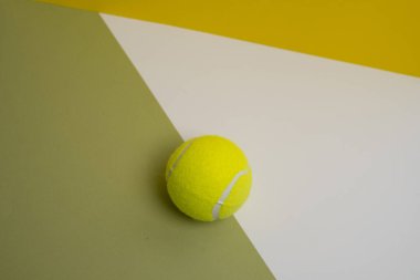 Renkli arka planda sarı tenis topları. Pasaport sporu