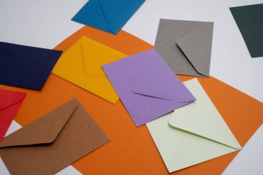 Hafif arka planda kağıt zarflar. Yeni posta, bir mesaj yaz. Gönder ve al. Posta servisi. Boş zarf, boş alan. İnsanlarla iletişim, evrak işleri. Zarfı kapat.