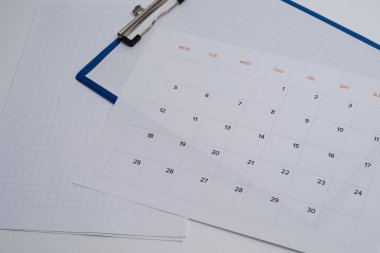 Aylık takvim. Kağıt üzerinde tarihi olan bir takvim. Ajanda. Haftanın programı, ay ve yıl. Modern organizatör. İş günlüğü. Teslim tarihi hatırlatması. Günlük etkinlik yönetimi. Şablon ve ızgara