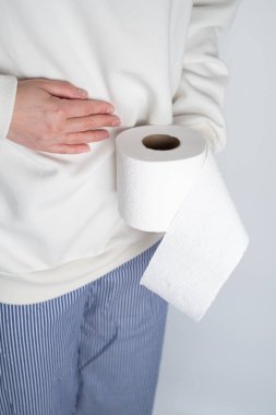 Ağrısı olan bir kadın, karın ağrısı, mide ve tuvalet kağıdı rulosu, mide ağrısı ve sindirim sorunları, mide iltihabı veya ishal, mide problemi olan bir kız. Arkaplanda izole