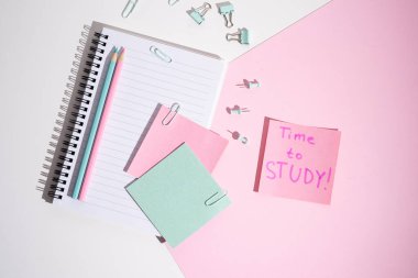 Çalışma zamanı. İş yerinde yazılı mesaj. Kağıt, defter, ataç ve yapışkan notlar. Öğrenme kavramı
