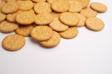 Sandviç kurabiyeleri, bisküvi, hafif arka planda. Modern kurabiye konsepti. Lezzetli.