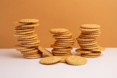 Sandviç kurabiyeleri, bisküvi, hafif arka planda. Modern kurabiye konsepti. Lezzetli.