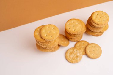 Sandviç kurabiyeleri, bisküvi, hafif arka planda. Modern kurabiye konsepti. Lezzetli.