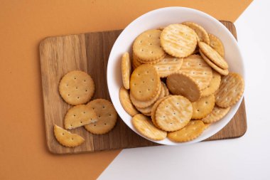 Sandviç kurabiyeleri, bisküvi, hafif arka planda. Modern kurabiye konsepti. Lezzetli.