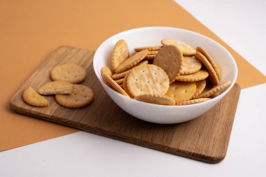 Sandviç kurabiyeleri, bisküvi, hafif arka planda. Modern kurabiye konsepti. Lezzetli.