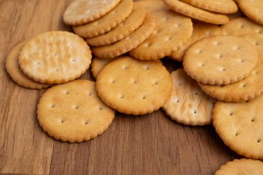 Sandviç kurabiyeleri, bisküvi, hafif arka planda. Modern kurabiye konsepti. Lezzetli.