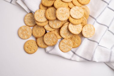 Sandviç kurabiyeleri, bisküvi, hafif arka planda. Modern kurabiye konsepti. Lezzetli.