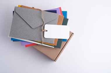 Hafif arka planda kağıt zarflar. Yeni posta, bir mesaj yaz. Gönder ve al. Posta servisi. Boş zarf, boş alan. İnsanlarla iletişim, evrak işleri. Zarfı kapat.