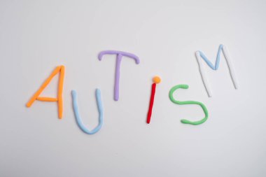 Otizm farkındalık günü, dünya otizm günü. Renkli arkaplanda renkli kalp