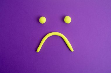 Renk arka planında hüzünlü duygular. Ruh hali konsepti.