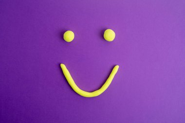 Renkli arka planda neşeli duygular. Ruh hali konsepti