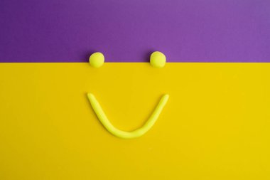 Renkli arka planda neşeli duygular. Ruh hali konsepti