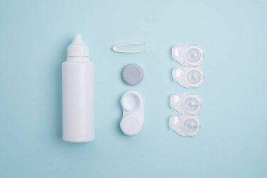 Kontakt lensler, çanta ve solüsyonlu şişe ve beyaz arka planda göz damlası. Göz sağlığı ve bakımı, görüş, göz bilimi konsepti, yakın çekim 