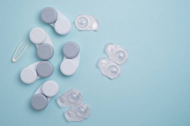 Kontakt lensler, çanta ve solüsyonlu şişe ve beyaz arka planda göz damlası. Göz sağlığı ve bakımı, görüş, göz bilimi konsepti, yakın çekim 