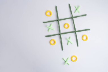 tic-tac-toe oyunu, oyun dünyasında eleştirel düşünme ihtiyacını gösterir. Konsept yetişkinler ve çocuklar için oyun gibi.