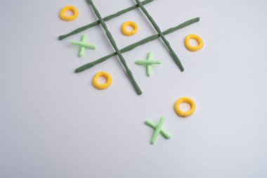 tic-tac-toe oyunu, oyun dünyasında eleştirel düşünme ihtiyacını gösterir. Konsept yetişkinler ve çocuklar için oyun gibi.