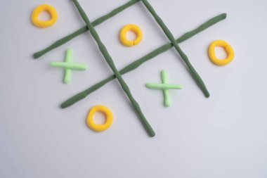 tic-tac-toe oyunu, oyun dünyasında eleştirel düşünme ihtiyacını gösterir. Konsept yetişkinler ve çocuklar için oyun gibi.