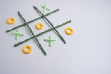 tic-tac-toe oyunu, oyun dünyasında eleştirel düşünme ihtiyacını gösterir. Konsept yetişkinler ve çocuklar için oyun gibi.
