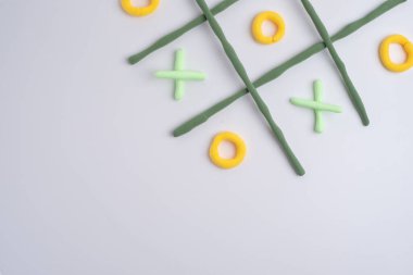 tic-tac-toe oyunu, oyun dünyasında eleştirel düşünme ihtiyacını gösterir. Konsept yetişkinler ve çocuklar için oyun gibi.