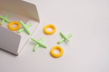 tic-tac-toe oyunu, oyun dünyasında eleştirel düşünme ihtiyacını gösterir. Konsept yetişkinler ve çocuklar için oyun gibi.