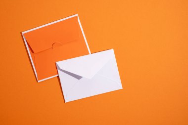 Hafif arka planda kağıt zarflar. Yeni posta, bir mesaj yaz. Gönder ve al. Posta servisi. Boş zarf, boş alan. İnsanlarla iletişim, evrak işleri. Zarfı kapat.