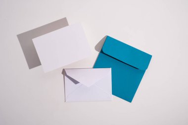 Hafif arka planda kağıt zarflar. Yeni posta, bir mesaj yaz. Gönder ve al. Posta servisi. Boş zarf, boş alan. İnsanlarla iletişim, evrak işleri. Zarfı kapat.