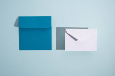 Hafif arka planda kağıt zarflar. Yeni posta, bir mesaj yaz. Gönder ve al. Posta servisi. Boş zarf, boş alan. İnsanlarla iletişim, evrak işleri. Zarfı kapat.