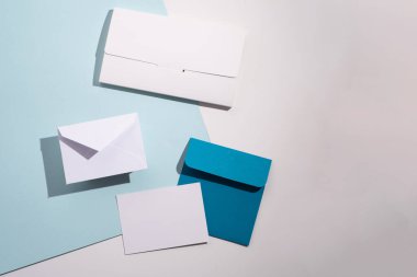 Hafif arka planda kağıt zarflar. Yeni posta, bir mesaj yaz. Gönder ve al. Posta servisi. Boş zarf, boş alan. İnsanlarla iletişim, evrak işleri. Zarfı kapat.