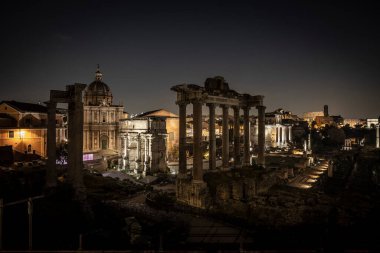 Roma 'daki antik Forum Romanum, geceleri İtalya' da