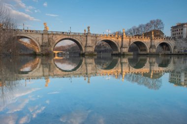 Roma, İtalya 'da Ponte Sant' Angelo 'da gün batımı