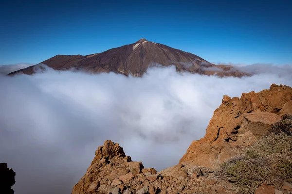 Volkan Pico del Teide İspanya 'da Tenerife' de bulutlarda
