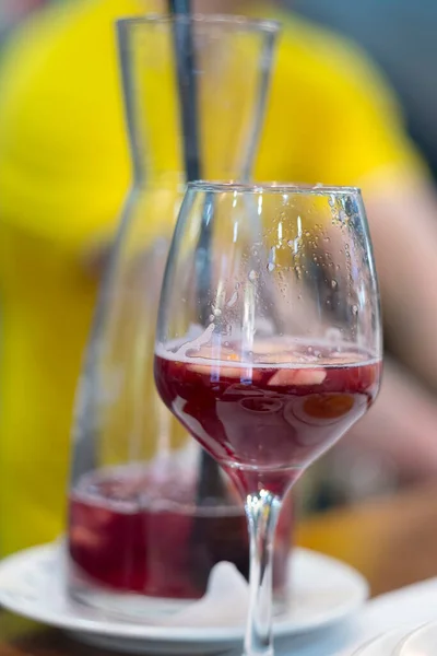 Arka planı bulanık bir bardak kırmızı sangria. 