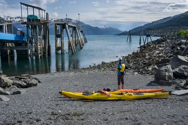 Alaska 'daki Whittier Geçit Kanalı' nda kanoyla kumsal manzarası