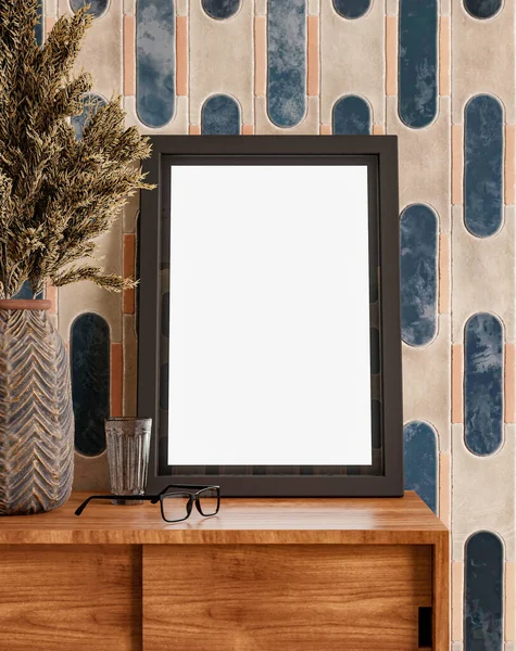 Dekoratif duvar kaplamasında asılı boş fotoğraf çerçevesi modeli.